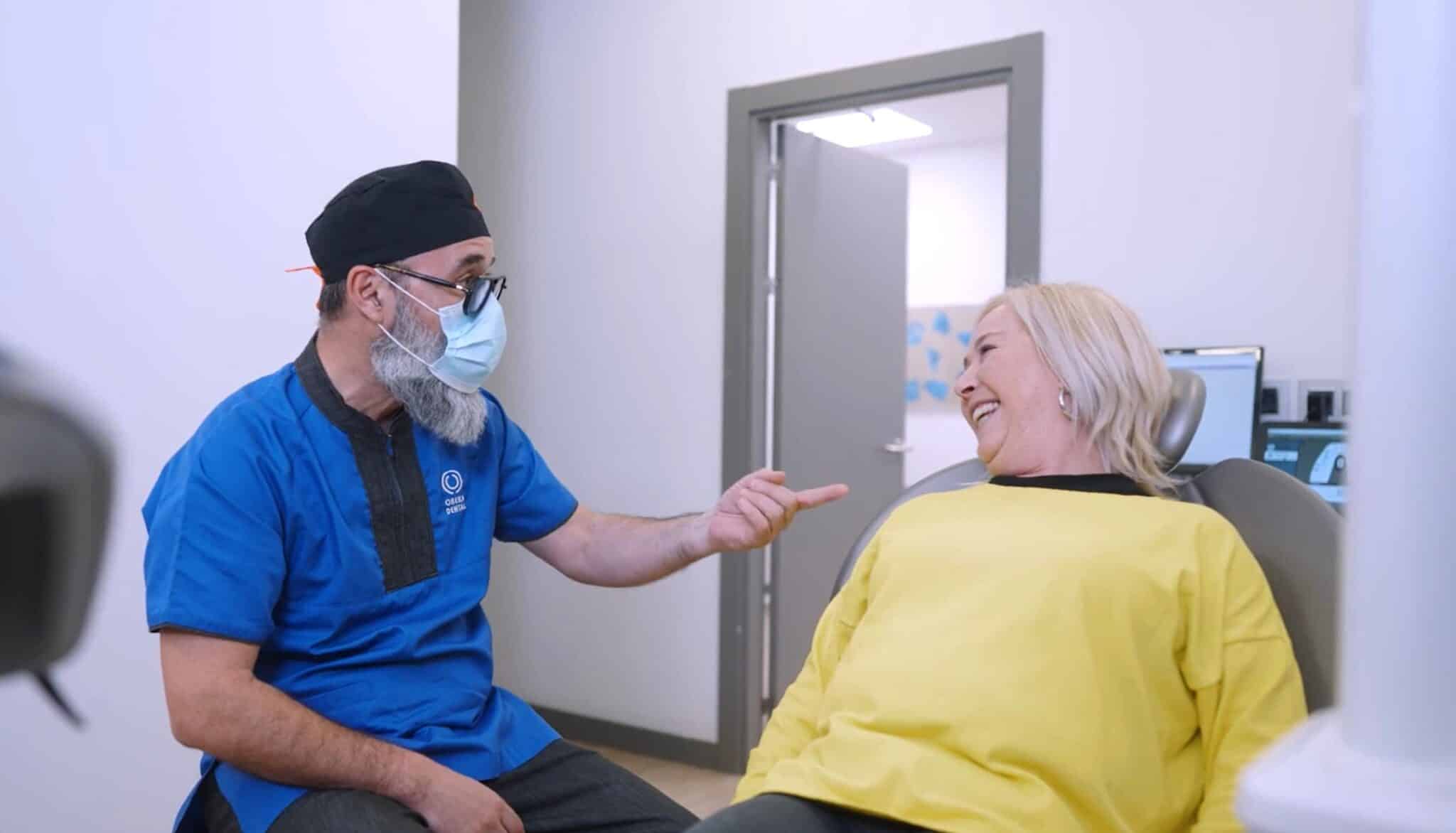 Doctor Aritza con clienta