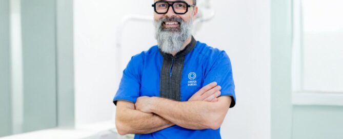 Doctor Aritza impulsa la investigación científica en implantes dentales