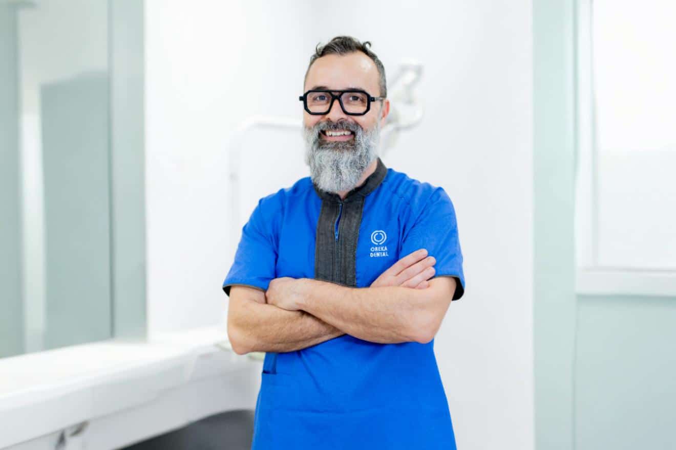 Doctor Aritza impulsa la investigación científica en implantes dentales