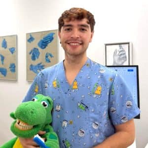 Adrián Montiel Odontopediatra