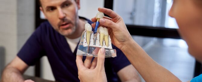 Qué es un implante dental