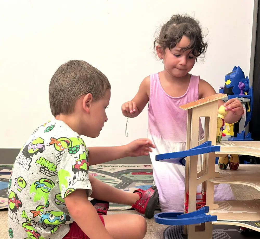 Niños divirtiéndose en Oreka Kids